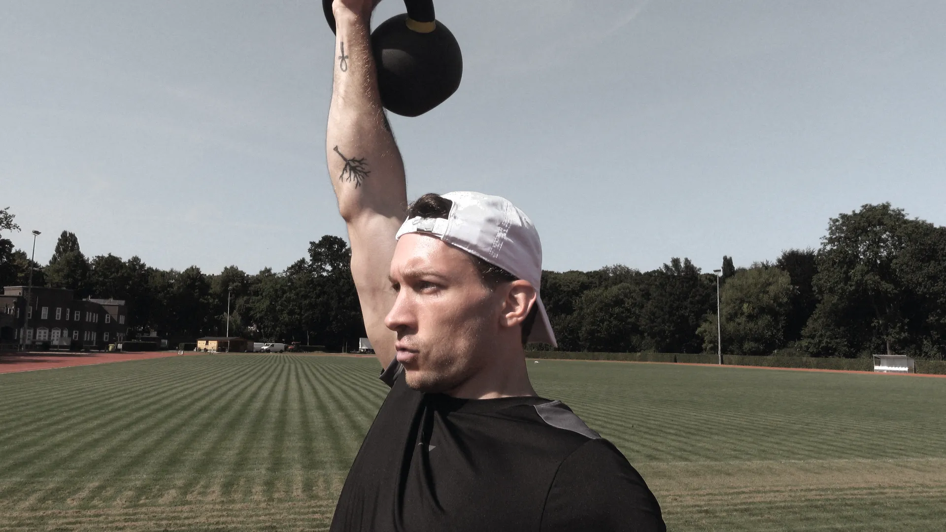 Fabian Spryng beim Kettlebell-Training im Freien